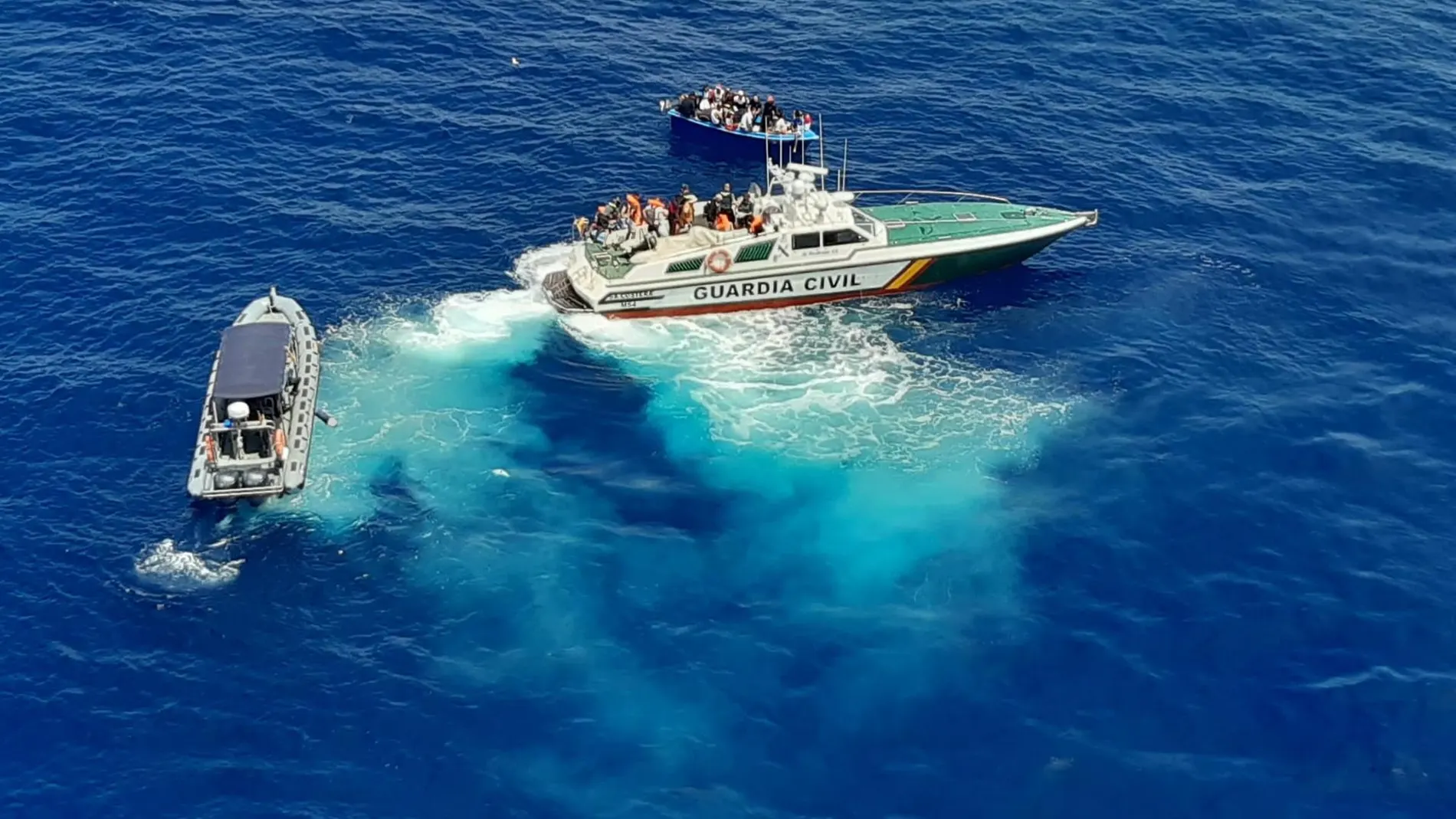 Rescatados 16 migrantes tras interceptarse una tercera patera en aguas de Cabrera