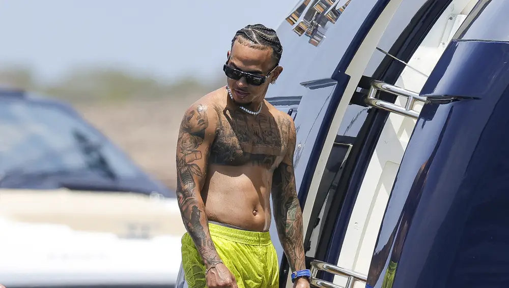 Ozuna, de fiesta en un yate con Bad Gyal