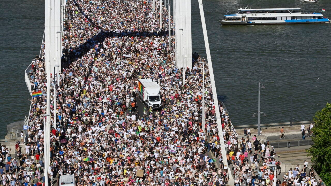 何千人もの人々がブダペストの誇りでオルバンと行進に挑戦する