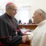 El nuevo obispo de Málaga, José Antonio Satué, saludando al papa León XIV.