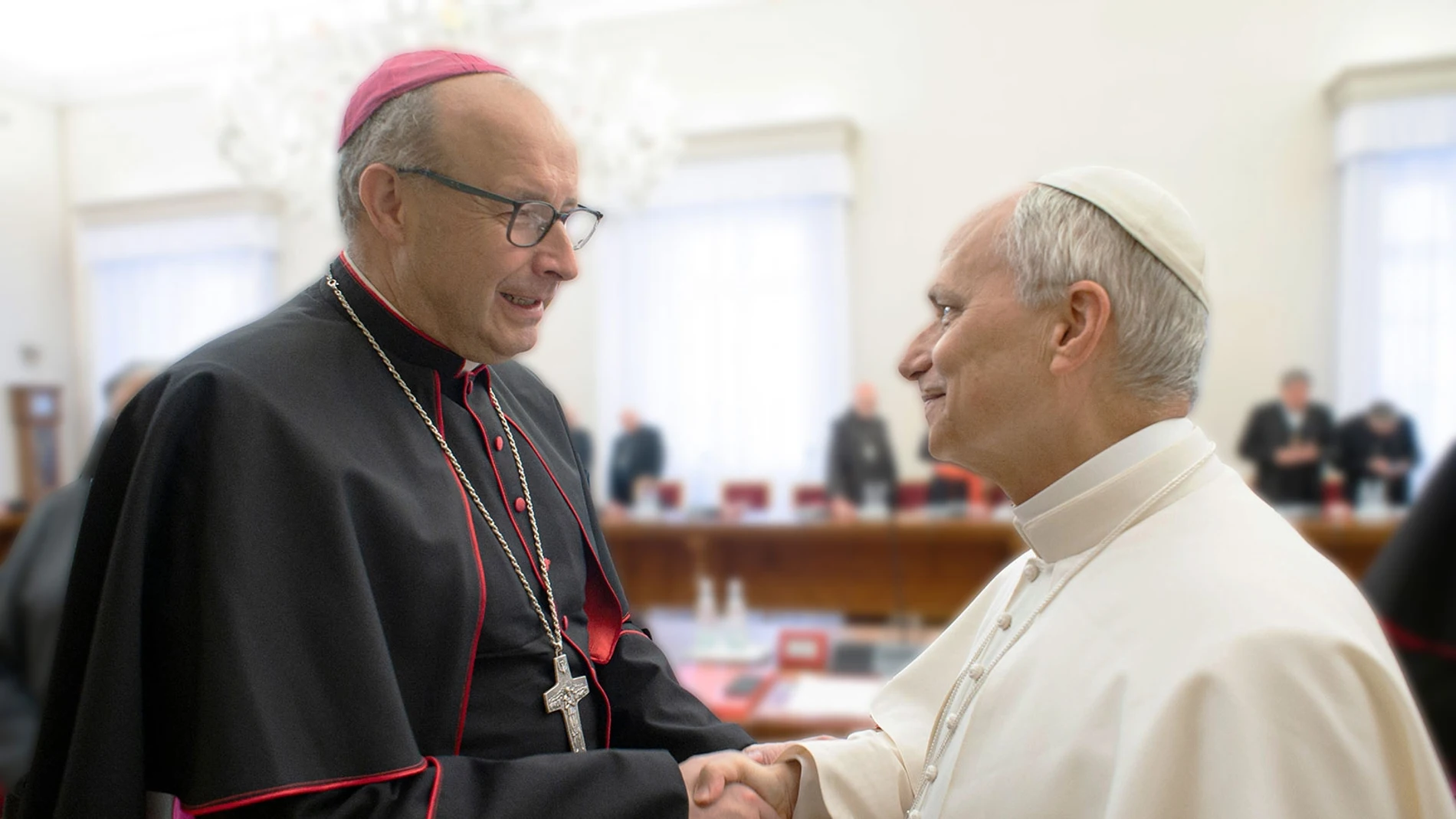 El nuevo obispo de Málaga, José Antonio Satué, saludando al papa León XIV.