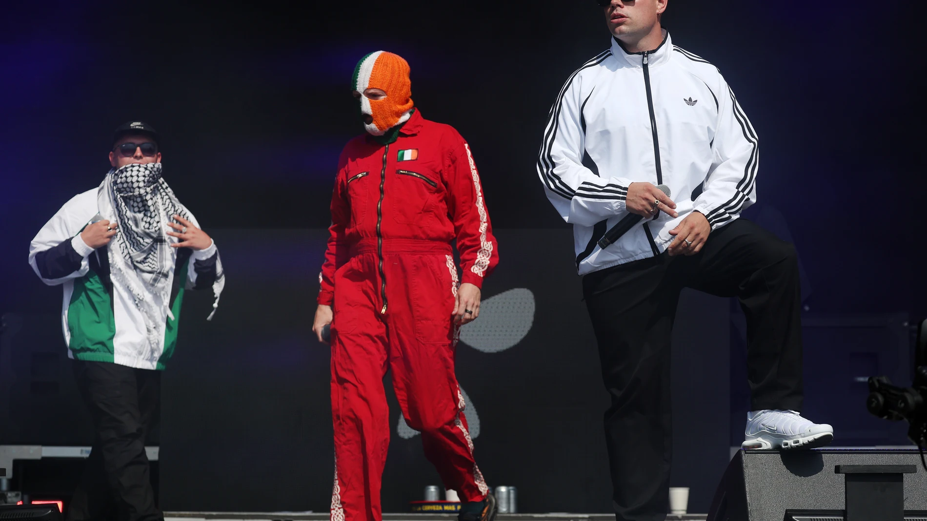 LONDON (United Kingdom), 28/06/2025.- (L-R) Kneecap’s Mo Chara, DJ Provai, and Moglai Bap perform on the West Holts stage during day four of the Glastonbury Festival at Worthy Farm near Pilton, Somerset, Britain, 28 June 2025. The Glastonbury Festival of Contemporary Performing Arts 2025 runs from 25 to 29 June 2025. (Reino Unido) EFE/EPA/ANDY RAIN