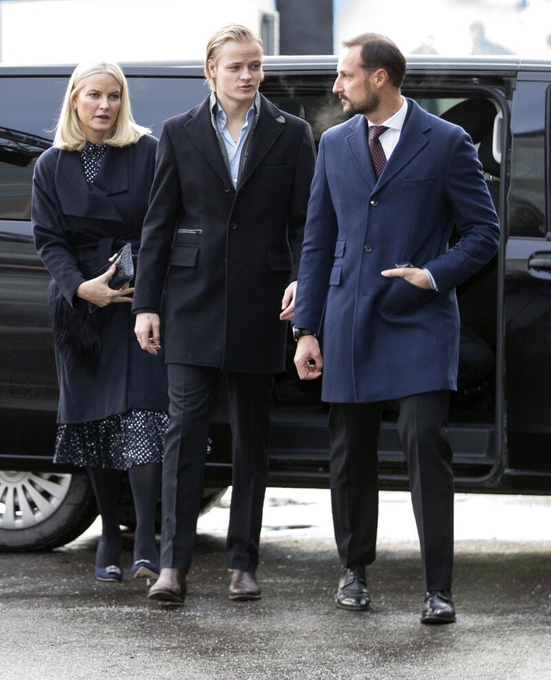 Los príncipes Mette-Marit y Haakon de Noruega junto a Marius Borg