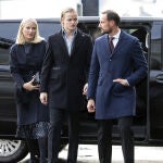 Los príncipes Mette-Marit y Haakon de Noruega junto a Marius Borg