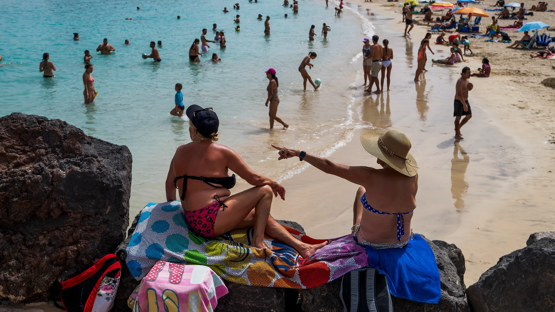 PUERTO DEL ROSARIO (FUERTEVENTURA), 28/06/2025.- Bañistas en Playa Chica, Puerto del Rosario, donde las temperaturas han superado los 30 grados este sábado. EFE/ Carlos de Saá