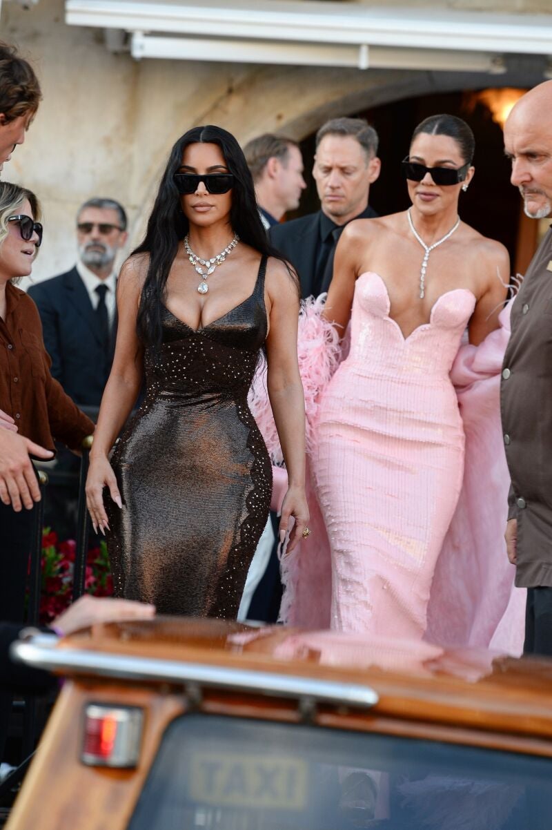 Kim y Khloé Kardashian en la boda de Lauren Sánchez y Jeff Bezos en Venecia. 