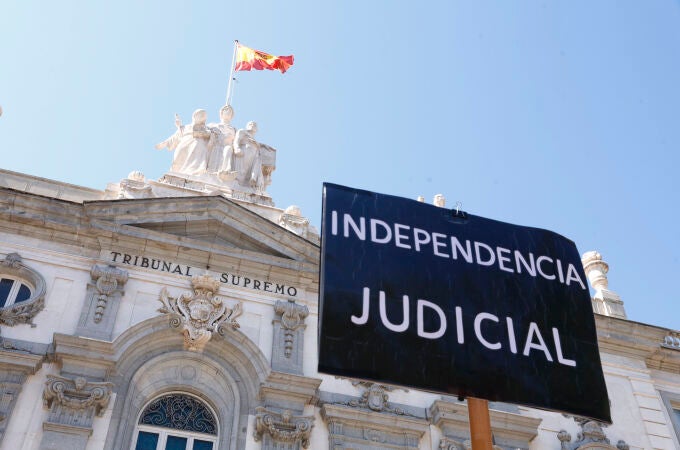 Concentraci—n en el Tribunal Supremo en defensa del poder judicial y la independencia del mismo.