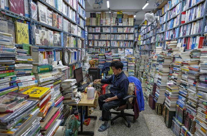 Calle de libros bosudong en Busan en Corea del Sur. Corea del sur de busan 26 de mayo de 2023 : un vendedor de libros en bosudong book street es un famoso libro que vende calle en busan sur corea