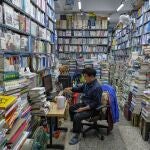 Calle de libros bosudong en Busan en Corea del Sur. Corea del sur de busan 26 de mayo de 2023 : un vendedor de libros en bosudong book street es un famoso libro que vende calle en busan sur corea