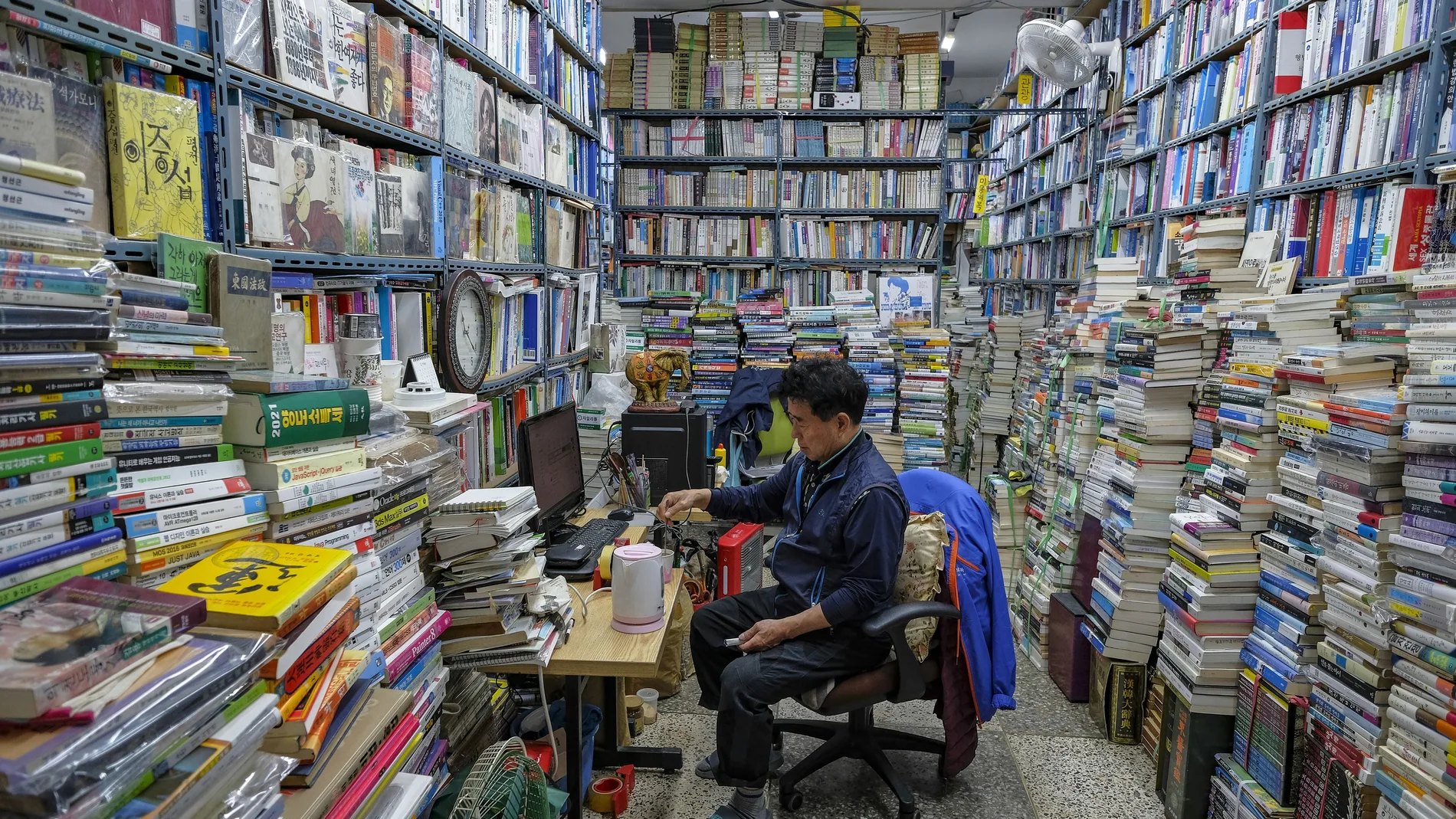 Calle de libros bosudong en Busan en Corea del Sur. Corea del sur de busan 26 de mayo de 2023 : un vendedor de libros en bosudong book street es un famoso libro que vende calle en busan sur corea