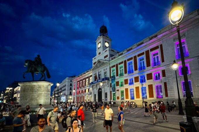 Comunidad y Ayuntamiento se iluminan de arcoíris para conmemorar el Día Internacional del Orgullo LGTBIQ+