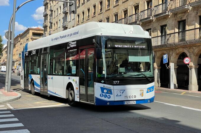 Autobús urbano circulando por Salamanca