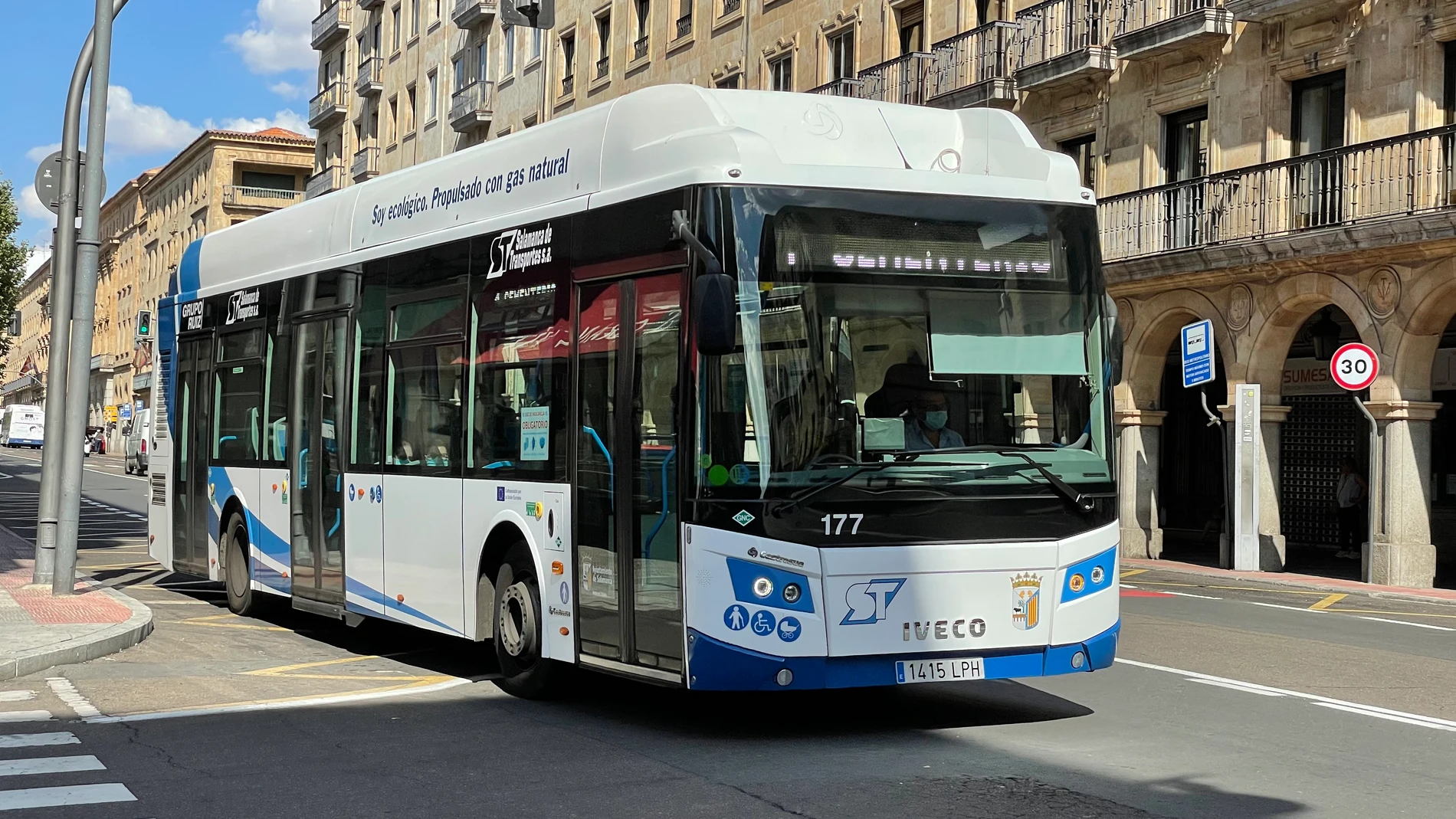 Autobús urbano circulando por Salamanca