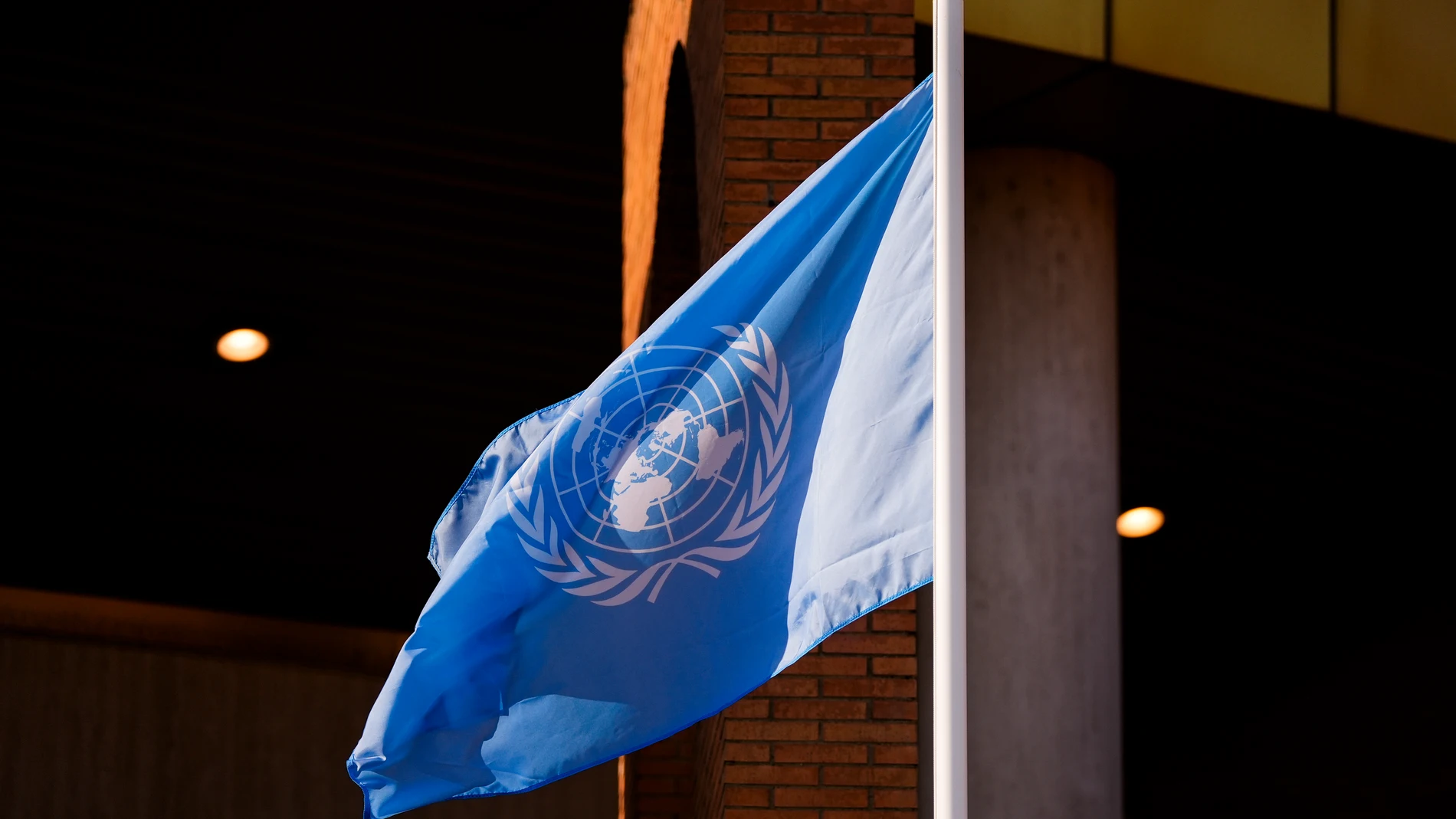 Detalle de las banderas de la ONU que marca el inicio del cónclave internacional de la celebración de la IV Conferencia Internacional sobre Financiación del Desarrollo, a 29 de junio de 2025 en Sevilla (Andalucía, España). La capital de Andalucía, Sevilla, acoge la IV Conferencia Internacional sobre Financiación del Desarrollo que se celebra en el Palacio de Congreso y Exposiciones (FIBES). 29 JUNIO 2025 Joaquin Corchero / Europa Press 29/06/2025