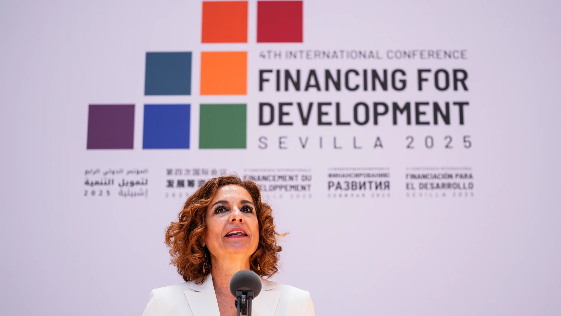 La vicepresidenta primera del Gobierno y ministra de Hacienda, María Jesús Montero, atiende a los medios de comunicación antes de la visita a las instalaciones donde se celebrará la IV Conferencia Internacional sobre Financiación al Desarrollo de la ONU, a 29 de junio de 2025 en Sevilla (Andalucía, España). La capital de Andalucía, Sevilla, acoge la IV Conferencia Internacional sobre Financiación del Desarrollo que se celebra en el Palacio de Congreso y Exposiciones (FIBES). 29 JUNIO 2025 J...