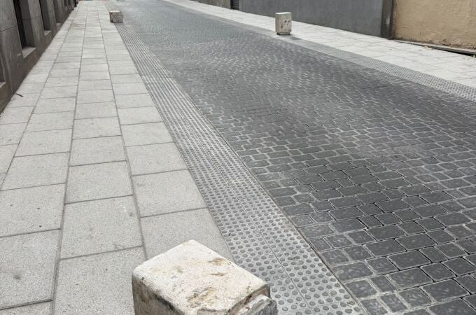 El Ayuntamiento estudia eliminar bolardos con forma de cubo de la calle San Hermenegildo tras quejas vecinales