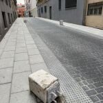 El Ayuntamiento estudia eliminar bolardos con forma de cubo de la calle San Hermenegildo tras quejas vecinales