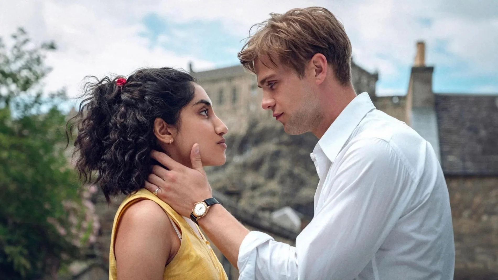 Vas a llorar con Ambika Mod ('The Stolen Girl') y Leo Woodall ('The White Lotus 2')