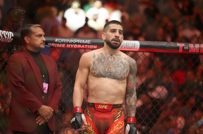 El español Topuria vence por nocaut a Oliveira y es campeón ligero de la UFC