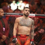El español Topuria vence por nocaut a Oliveira y es campeón ligero de la UFC