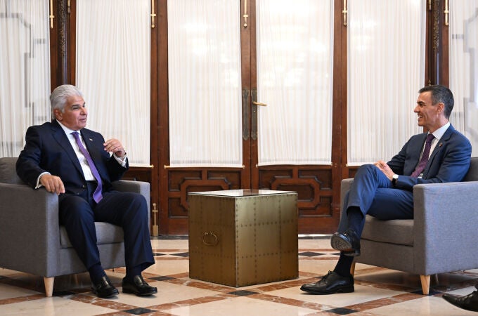 Sánchez durante su reunión en Sevilla con el presidente de Panamá, José Raúl Mulino