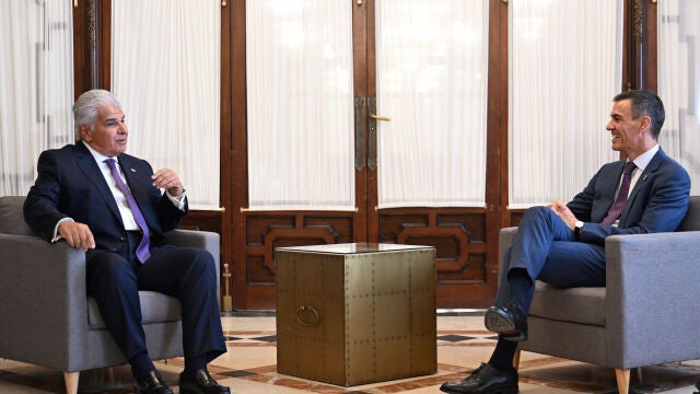 Sánchez durante su reunión en Sevilla con el presidente de Panamá, José Raúl Mulino