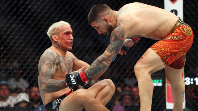 El español Topuria vence por nocaut a Oliveira y es campeón ligero de la UFC