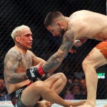El español Topuria vence por nocaut a Oliveira y es campeón ligero de la UFC
