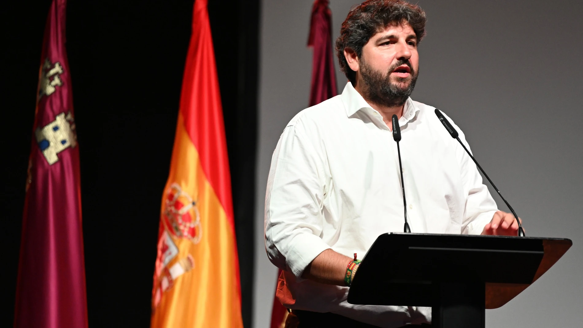 El presidente de la Comunidad, Fernando López Miras, recibió anoche el galardón 'Popular 2025', otorgado por la Asociación de Vecinos de La Hoya (Lorca) REMITIDA / HANDOUT por ANGELA ORTIZ Fotografía remitida a medios de comunicación exclusivamente para ilustrar la noticia a la que hace referencia la imagen, y citando la procedencia de la imagen en la firma 29/06/2025