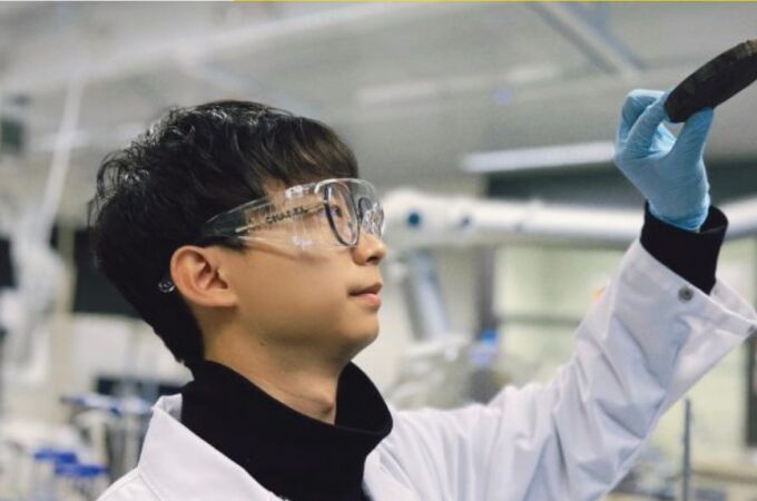 El líder del equipo, Xiaojun Ren, sosteniendo el nuevo aerogel