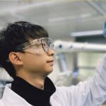 El líder del equipo, Xiaojun Ren, sosteniendo el nuevo aerogel