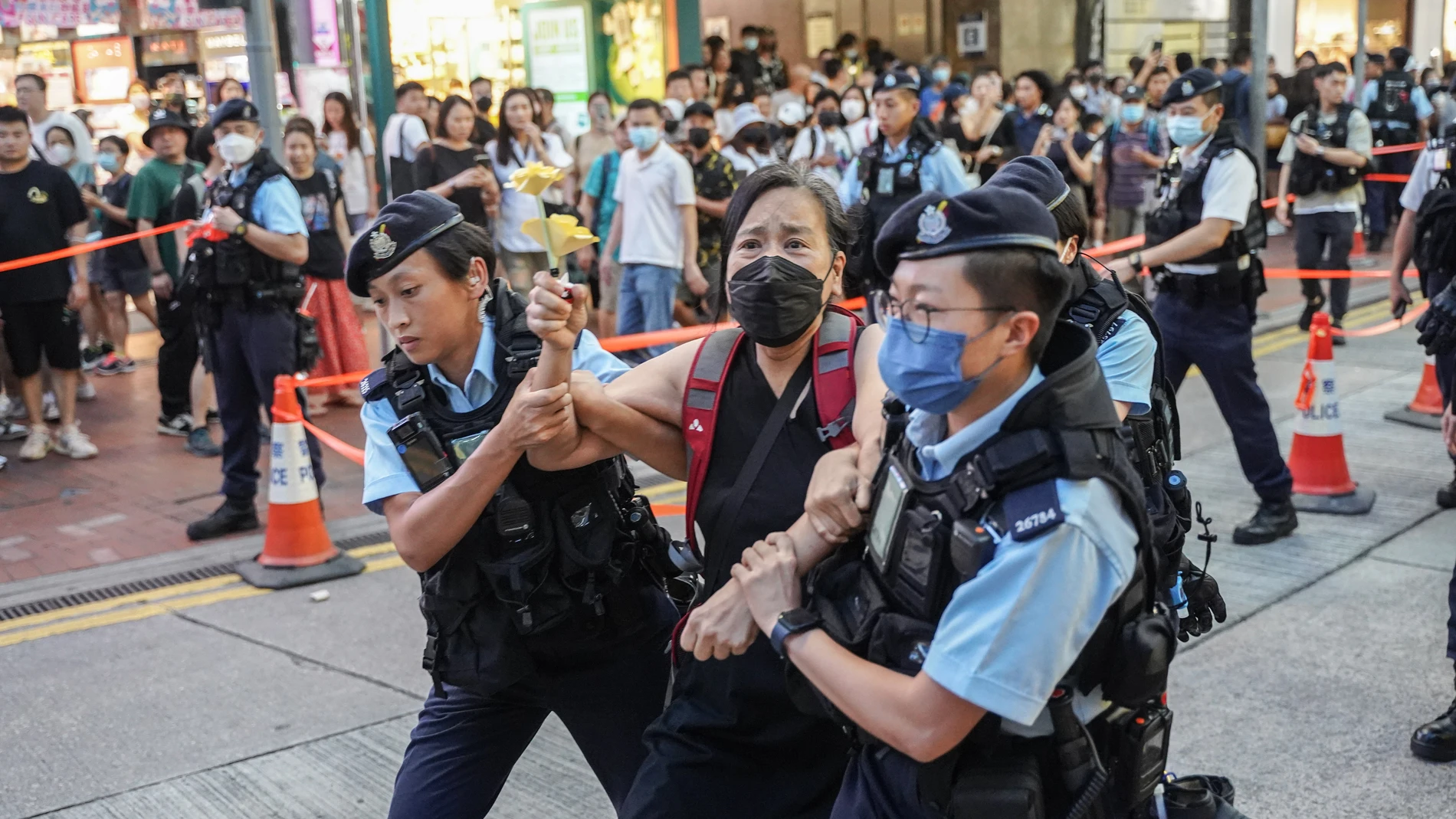 (Foto de ARCHIVO) April 6, 2023, Hong Kong, China: Police officers detain Chan Po-Ying, chairperson of the League of Social Democrats at Causeway Bay. June 4th, is the 34th anniversary of the 1989 Beijing's Tiananmen Square crackdown. Some of people in Hong Kong want to mark this day and use their own way to mourn the victims of the crackdown. However, Hong Kong government and Hong Kong police forces do not want people to come out and mourn for the crackdown. Thousands of police officers pat...