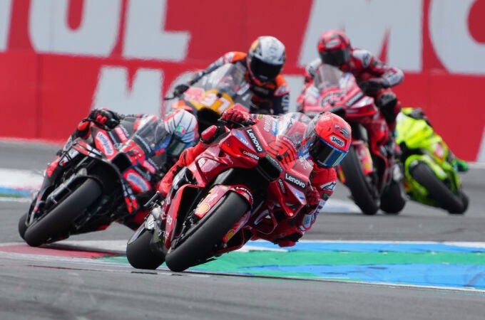 Marc Márquez, por delante de Bezzecchi durante la carrera larga de Assen