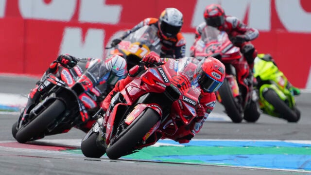 Marc Márquez, por delante de Bezzecchi durante la carrera larga de Assen