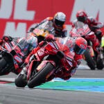 Marc Márquez, por delante de Bezzecchi durante la carrera larga de Assen