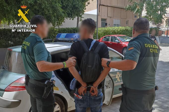 MURCIA.-Un guardia civil fuera de servicio localiza y detiene a un delincuente dedicado a cometer hurtos en comercios