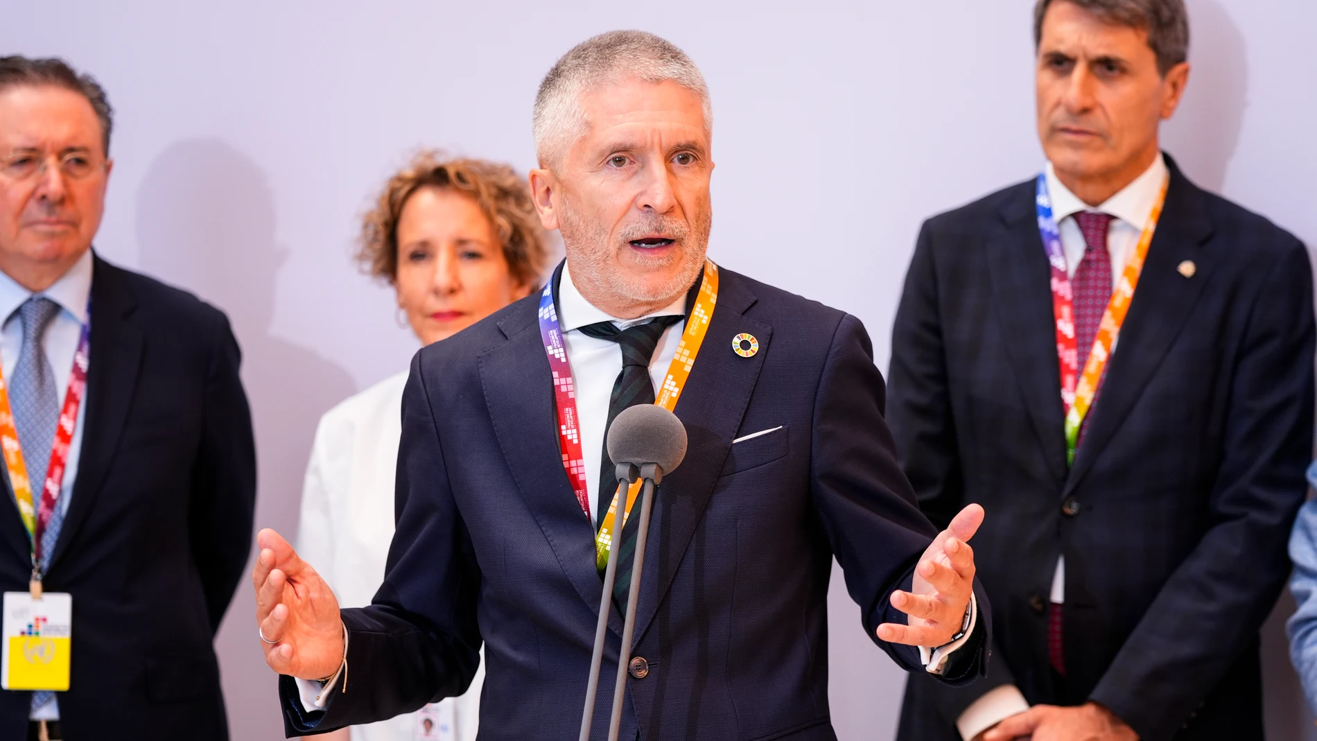 El ministro del Interior, Fernando Grande-Marlaska, atiende a los medios de comunicación tras la reunión plenaria del Centro de Coordinación (Cecor) del dispositivo policial que dará seguridad a la celebración de la IV Conferencia Internacional sobre Financiación del Desarrollo, a 29 de junio de 2025 en Sevilla (Andalucía, España). La capital de Andalucía, Sevilla, acoge la IV Conferencia Internacional sobre Financiación del Desarrollo que se celebra en el Palacio de Congreso y Exposiciones (...