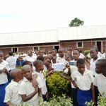  Un grupo de niños agradecen las becas proporcionadas por el Ayuntamiento de Husillos (Palencia)