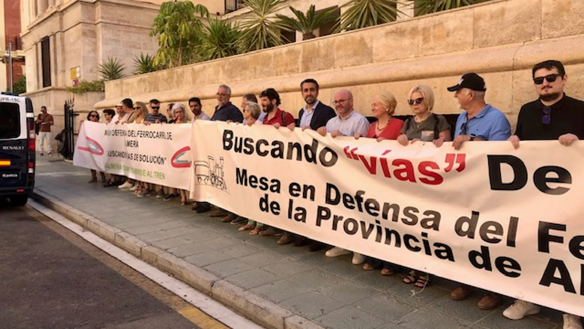 Protesta de la Mesa en Defensa del Tren en la Subdelegación del Gobierno en Almería
