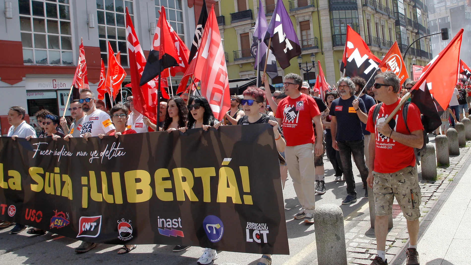 GIJÓN (ASTURIAS) 29/06/2025.-Una multitudinaria manifestación ha recorrido este domingo las calles de Gijón en apoyo a las seis personas conocidas como 'las seis de La Suiza', que fueron condenadas a tres años y medio de prisión por coacciones al propietario de una pastelería de la ciudad, para reclamar que no se les aplique la pena privativa de libertad. EFE/Juan González.
