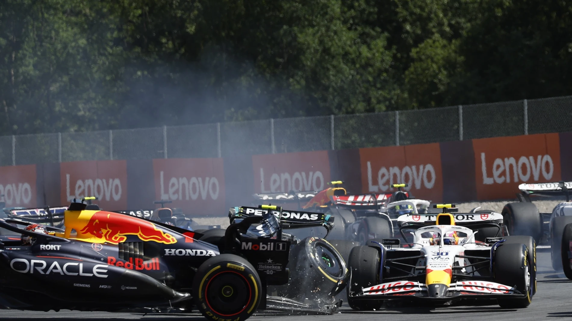 29 June 2025, Austria, Spielberg: Dutch Formula 1 driver Max Verstappen collides with Italian Kimi Antonelli of team Mercedes on the first lap of the Formula One Austrian Grand Prix at the Red Bull Ring in Spielberg. Photo: Erwin Scheriau/APA/dpa 29/06/2025 ONLY FOR USE IN SPAIN