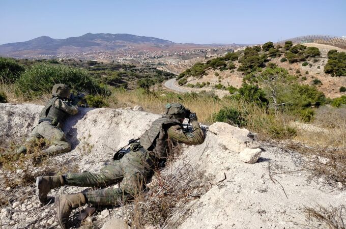 Militares españoles realizando labores de vigilancia