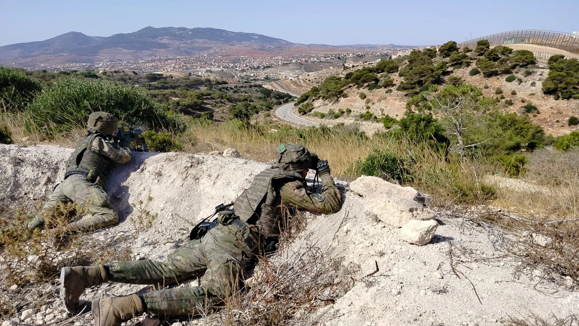Militares españoles realizando labores de vigilancia