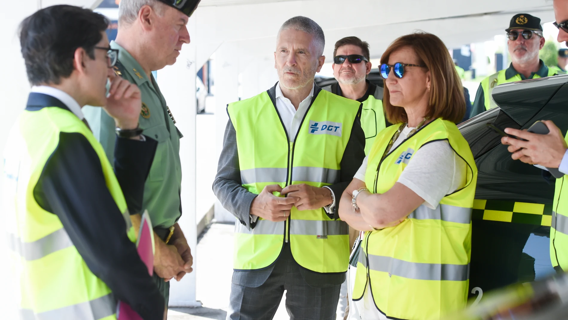 (I-D) El general de División de la Guardia Civil, Tomás García Gazapo; el ministro del Interior, Fernando Grande-Marlaska y la secretaria general de la DGT, María Lidón, durante la presentación de la 'Operación verano 2025' de la DGT, en la carretera M-50 punto kilométrico 66,500, a 30 de junio de 2025, en Madrid (España). Esta campaña es el gran dispositivo anual de la Dirección General de Tráfico para gestionar y garantizar la seguridad vial durante los meses de mayor movilidad en carretera...