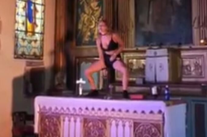 La actriz Ane Lindane subida a un altar simulando que se masturbaba, según Abogados Cristianos