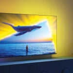 El televisor Philips 65PUS8109 tiene luces LED integradas en su parte trasera 