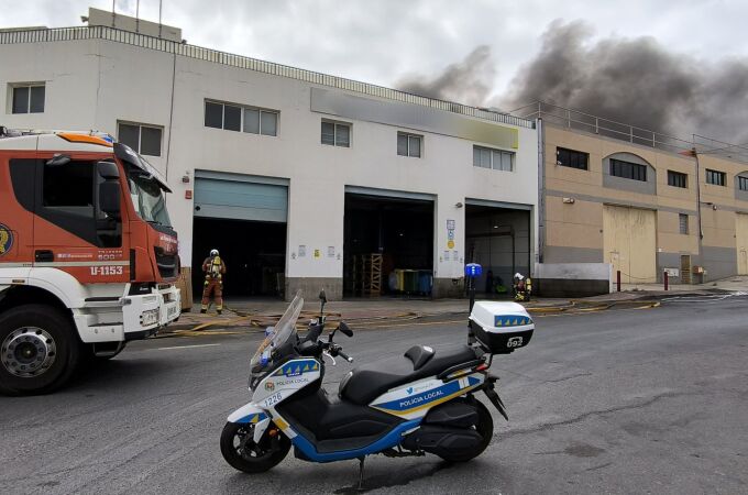 Un incendio en una nave industrial de Las Palmas de Gran Canaria deja cuatro heridos