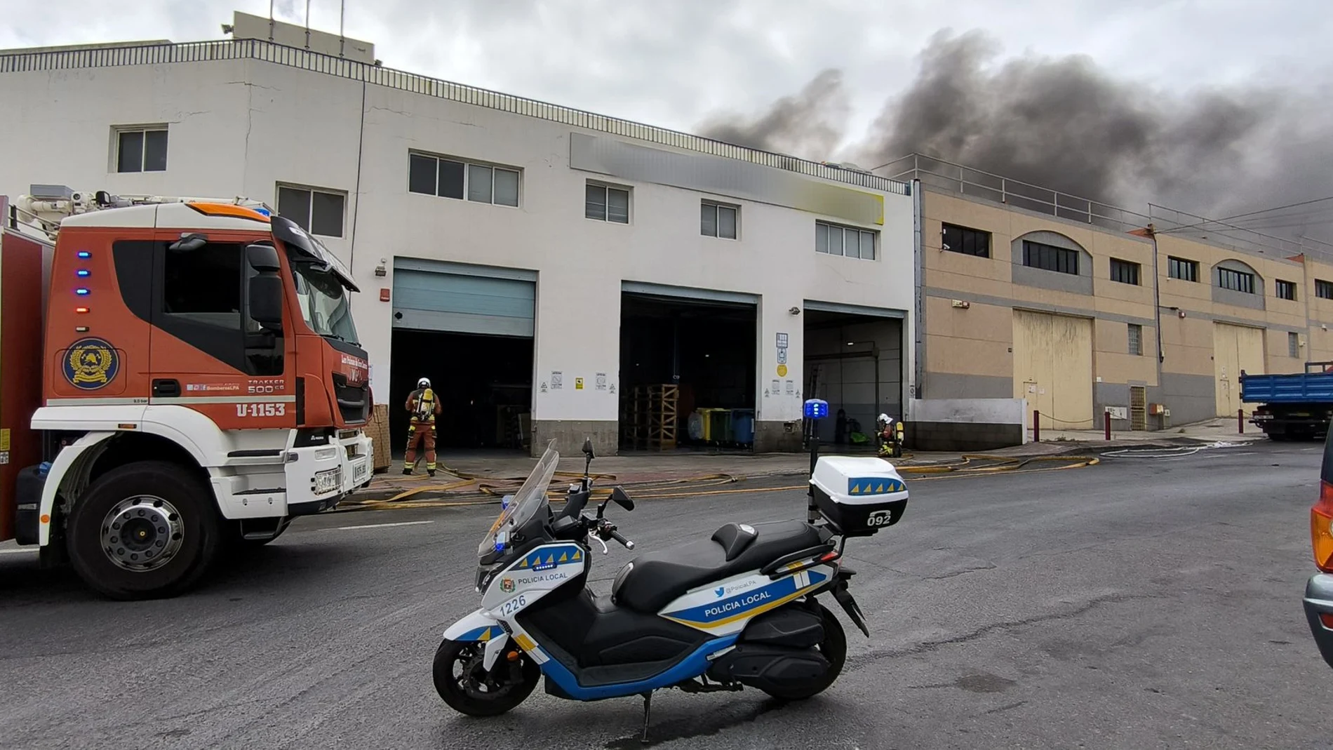 Un incendio en una nave industrial de Las Palmas de Gran Canaria deja cuatro heridos