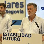 El vicepresidente 1º de las Cortes, Francisco Vázquez; y el procurador del PP, Javier Carpio, hacen balance del curso educativo