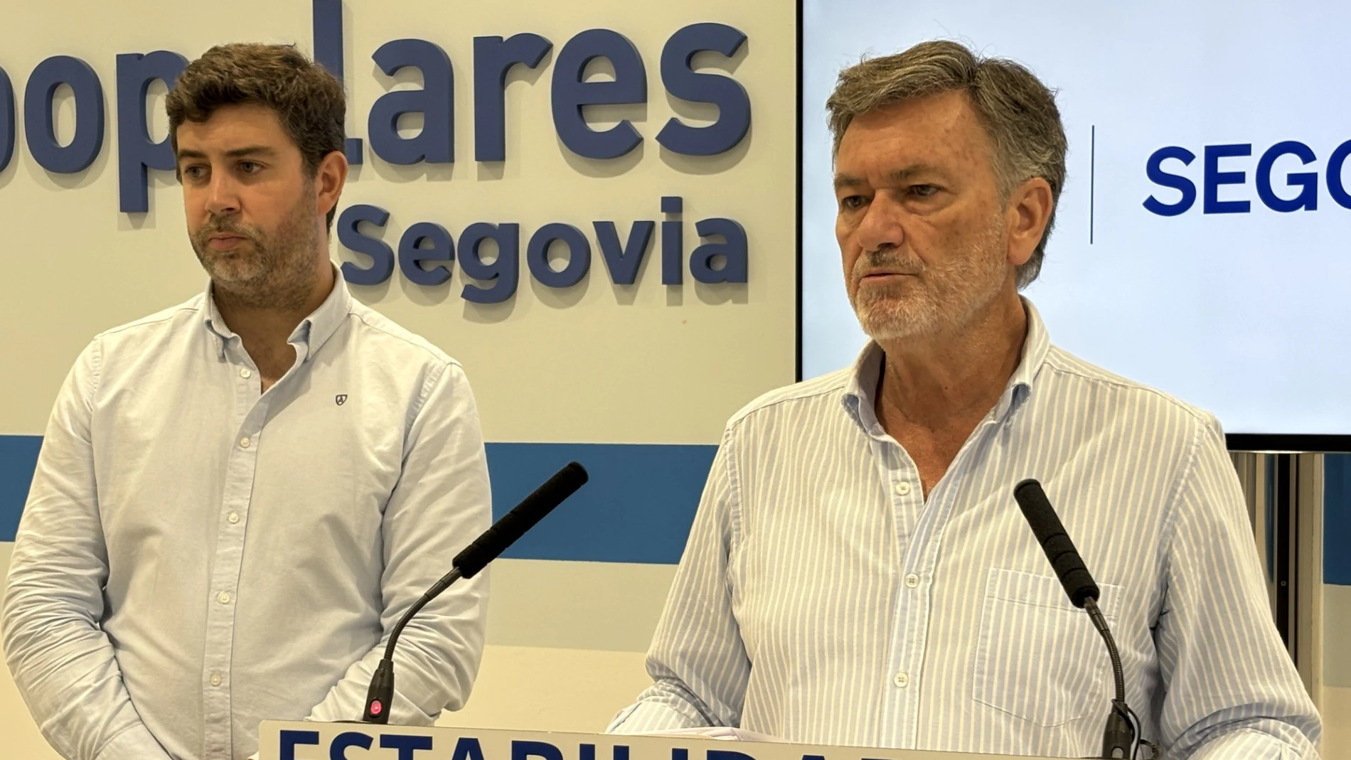 El vicepresidente 1º de las Cortes, Francisco Vázquez; y el procurador del PP, Javier Carpio, hacen balance del curso educativo